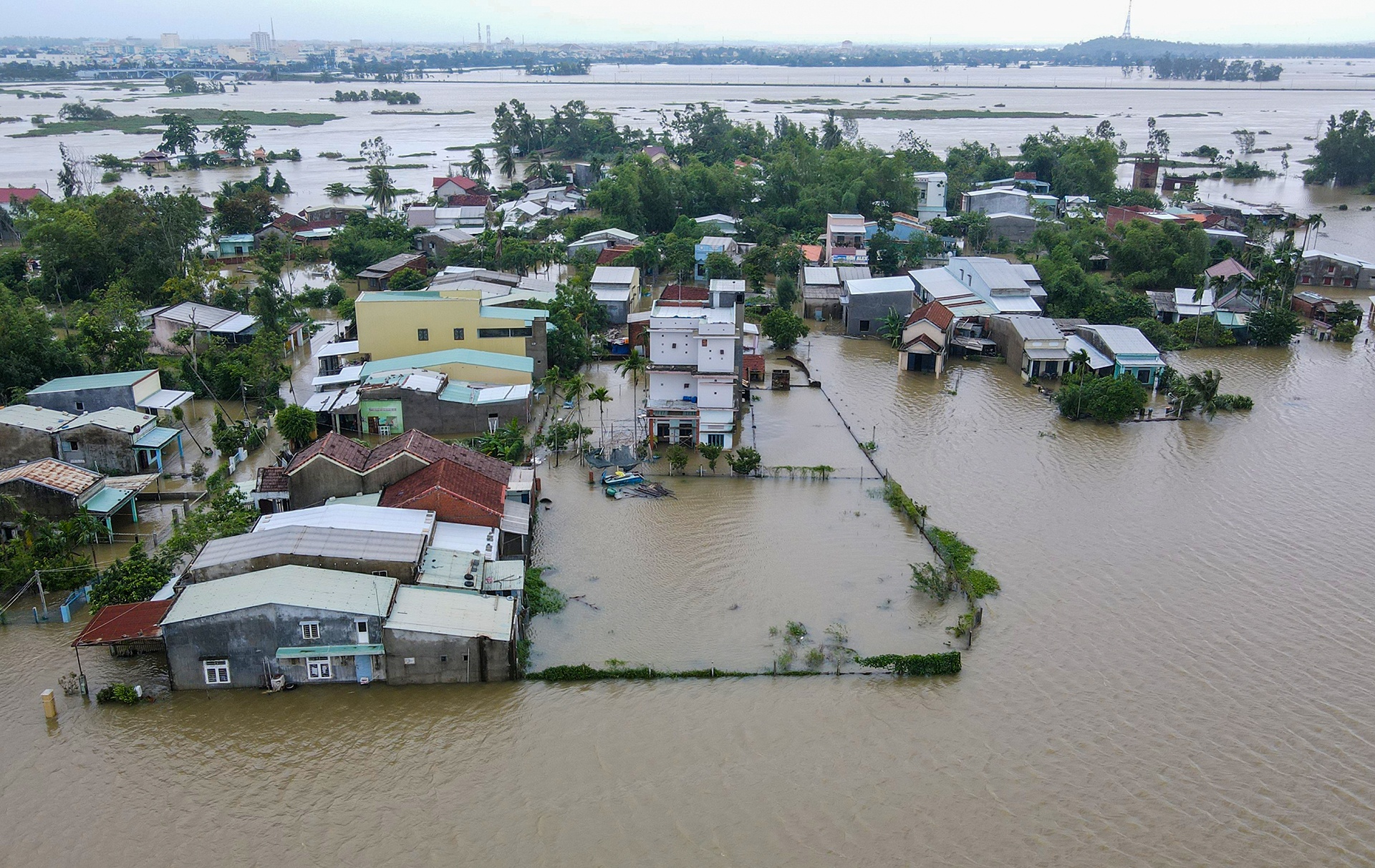 3.200 can nha bi ngap, TP Tam Ky so tan hon 1.600 nguoi hinh anh