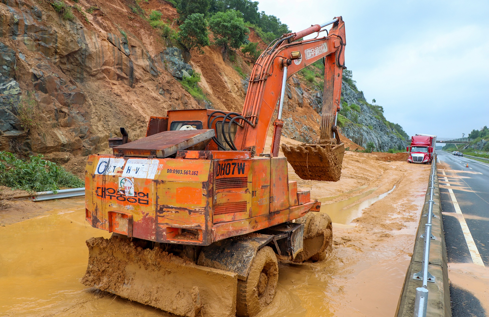 cao toc Da Nang - Quang Ngai sat lo anh 6
