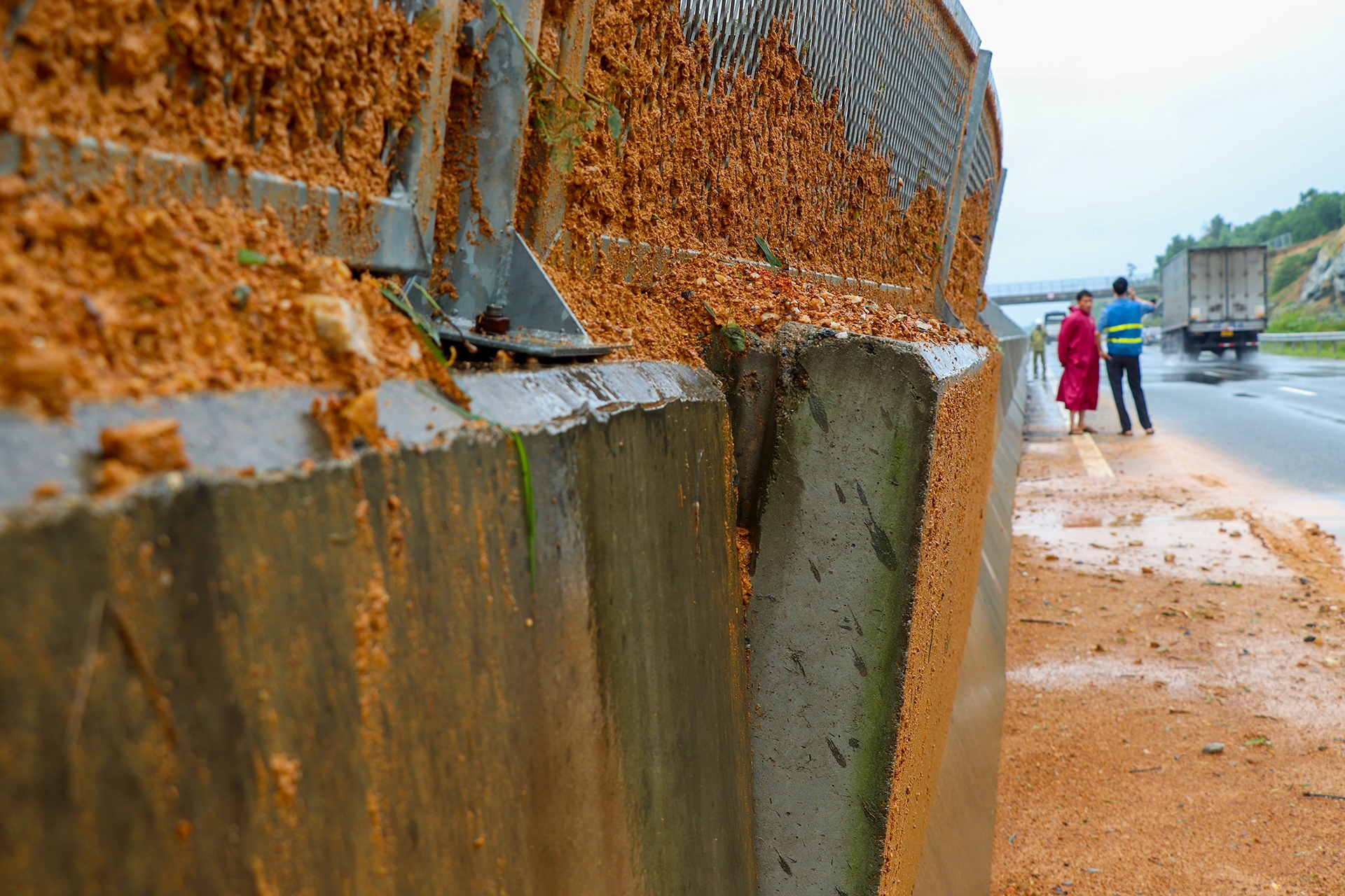 cao toc Da Nang - Quang Ngai sat lo anh 5