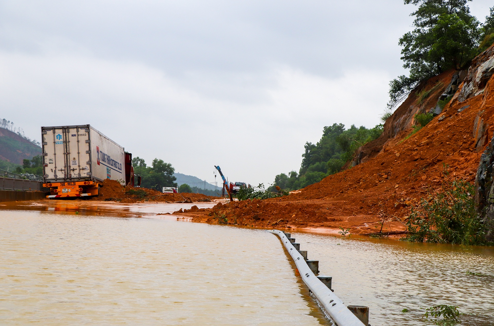 mien Trung thiet hai lon do mua lu anh 2
