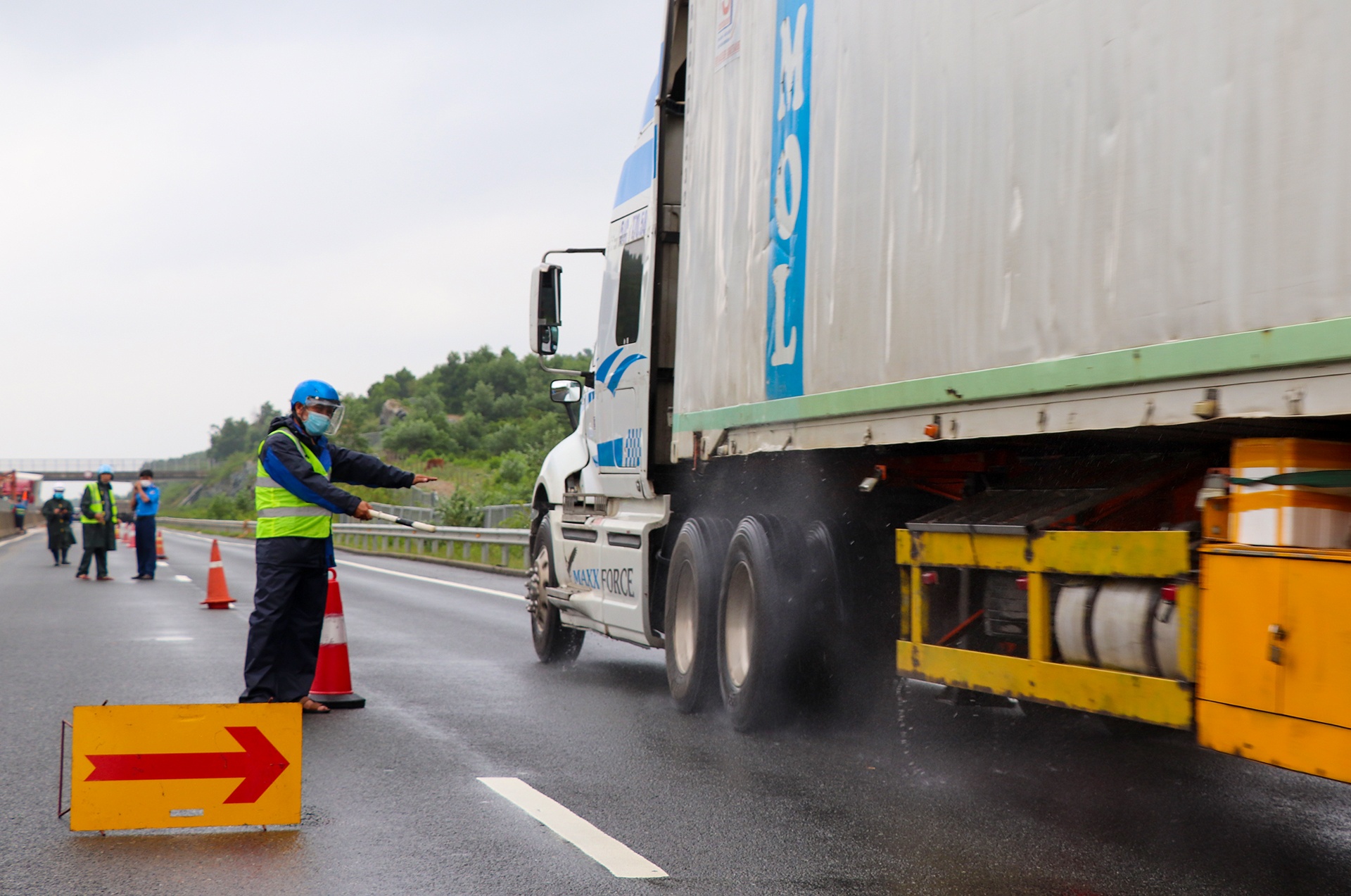 cao toc Da Nang - Quang Ngai sat lo anh 8