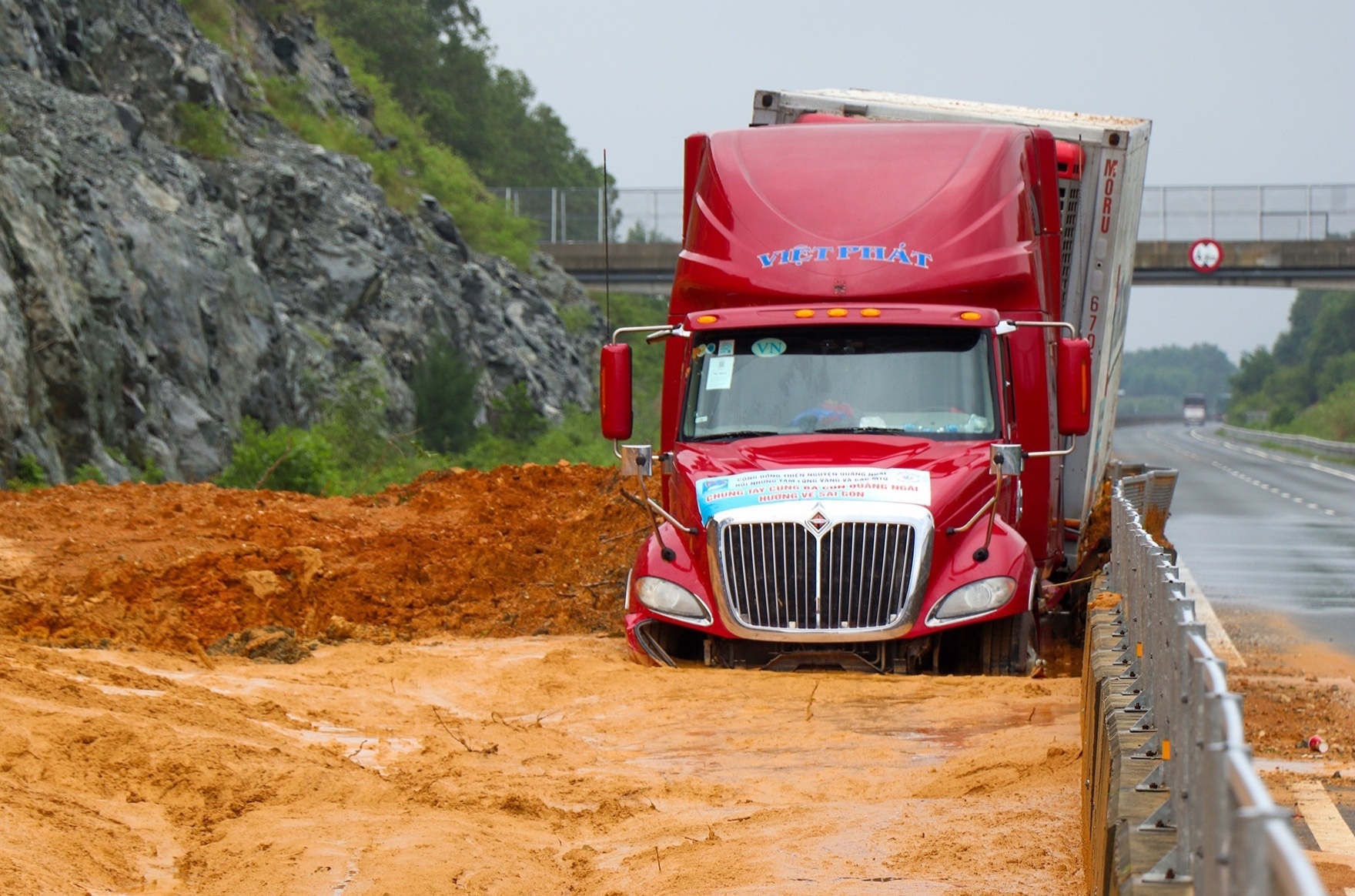 Cao toc, duong sat qua mien Trung te liet vi mua lu hinh anh