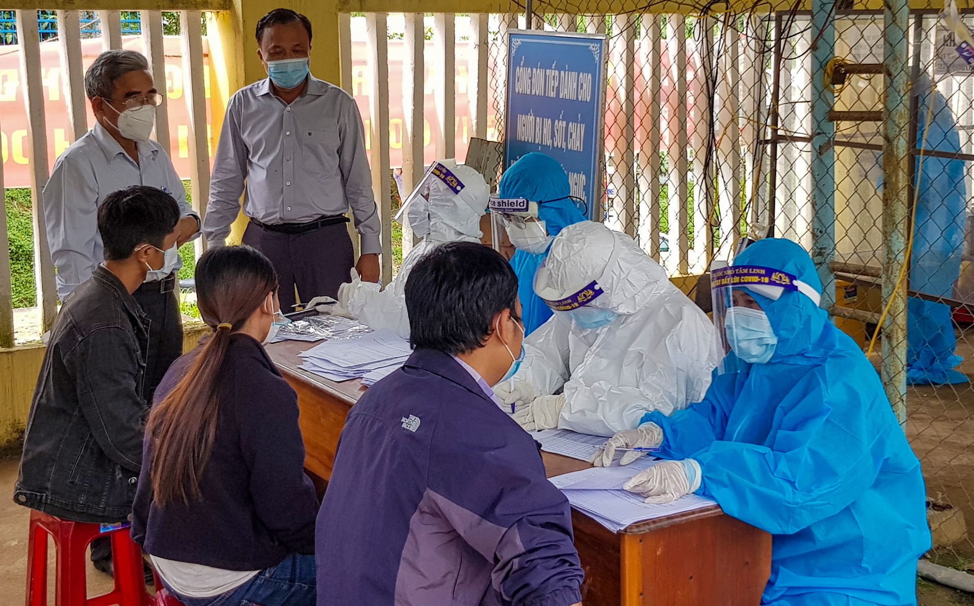 Mot truong tai Quang Nam co 159 em test nhanh duong tinh voi nCoV hinh anh