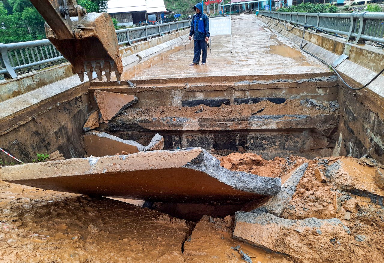 Mua lon gay sat lo, Quang Nam so tan 5.000 ho dan hinh anh