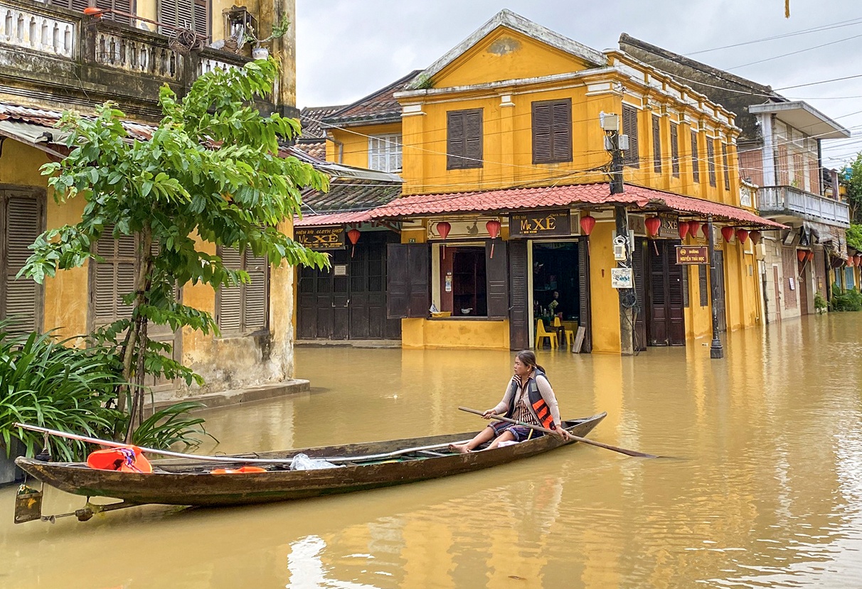 Cheo thuyen giua pho co Hoi An hinh anh