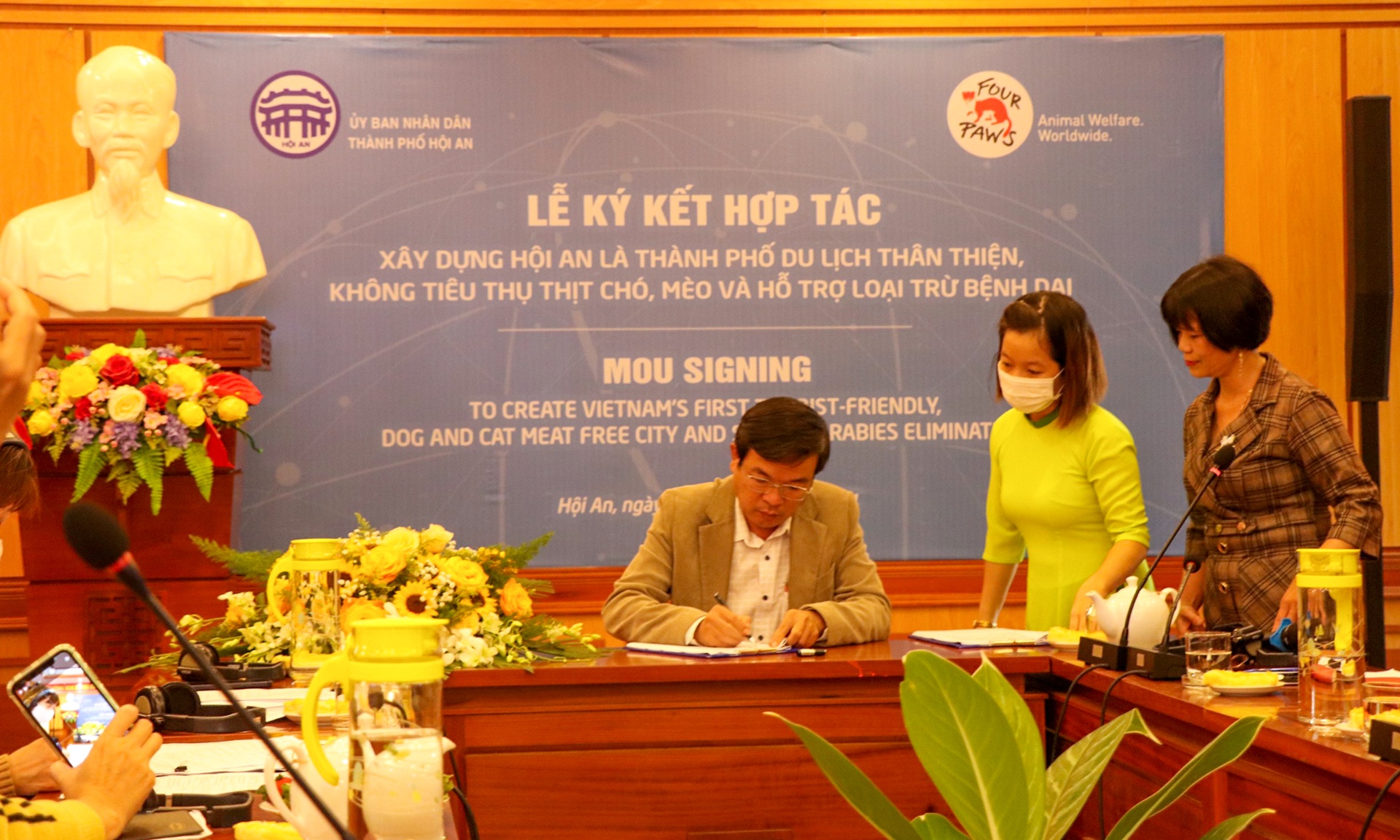 nguoi dan Hoi An khong tieu thu cho,  meo anh 1