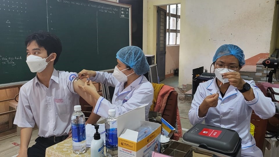 Kiem diem to tiem 2 mui vaccine cho nam sinh lop 11 hinh anh