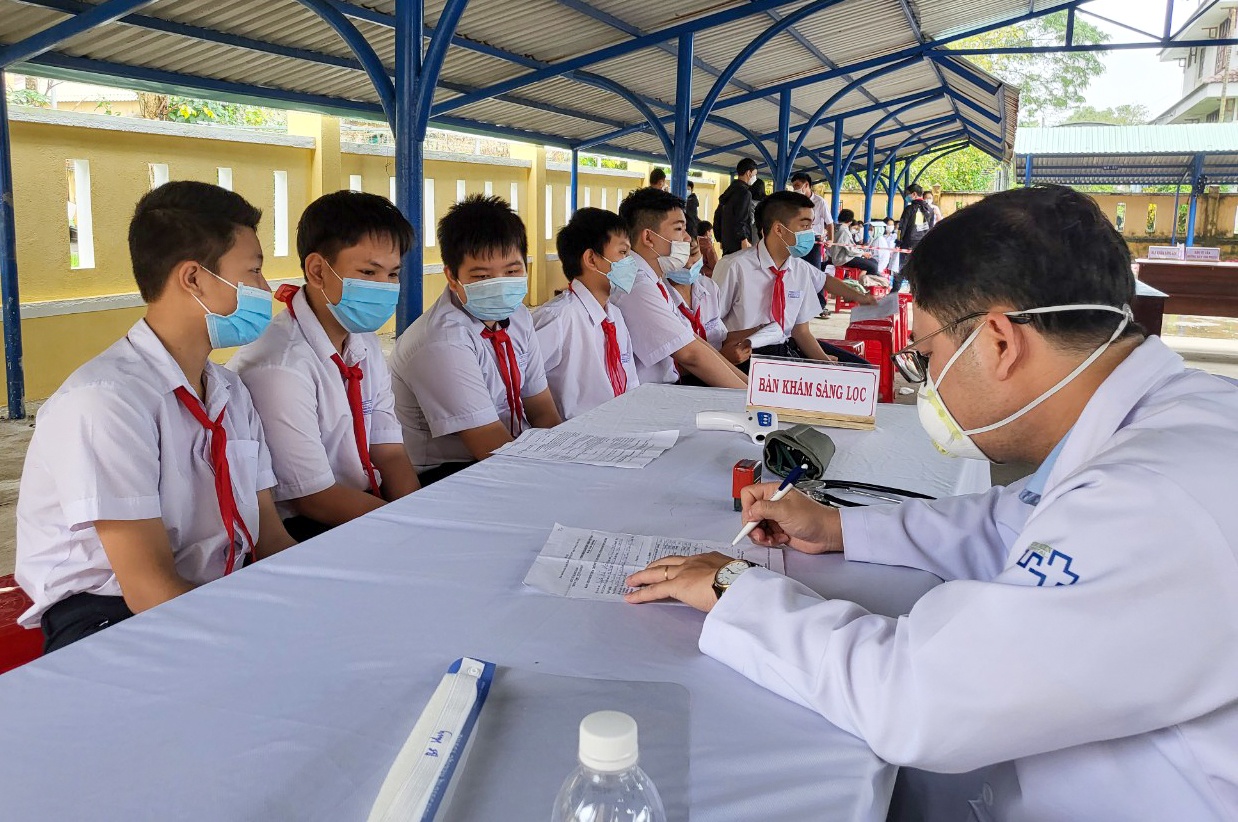 học sinh lớp 7 được tiêm 2 mũi vaccine liên tiếp ảnh 1 hoc sinh lop 7 duoc tiem 2 mui vaccine lien tiep anh 1