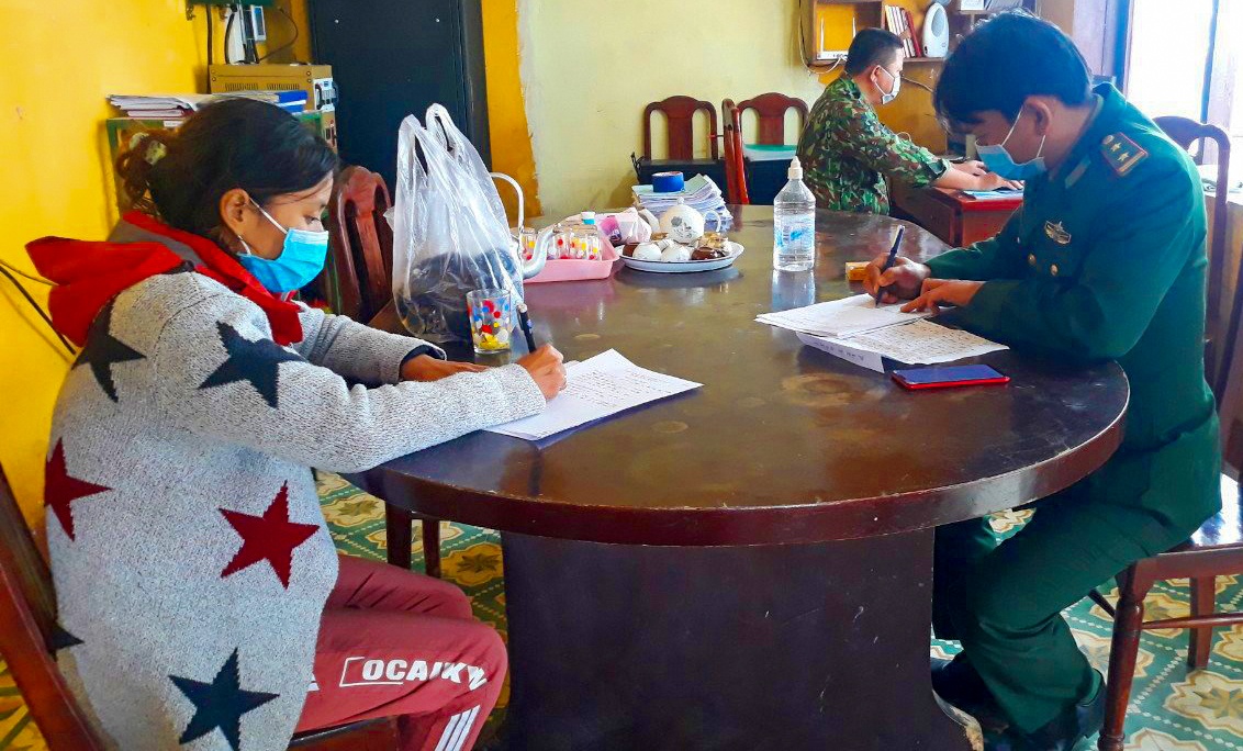 Nu du khach cheo thuyen bi troi dat 17 gio tren bien hinh anh