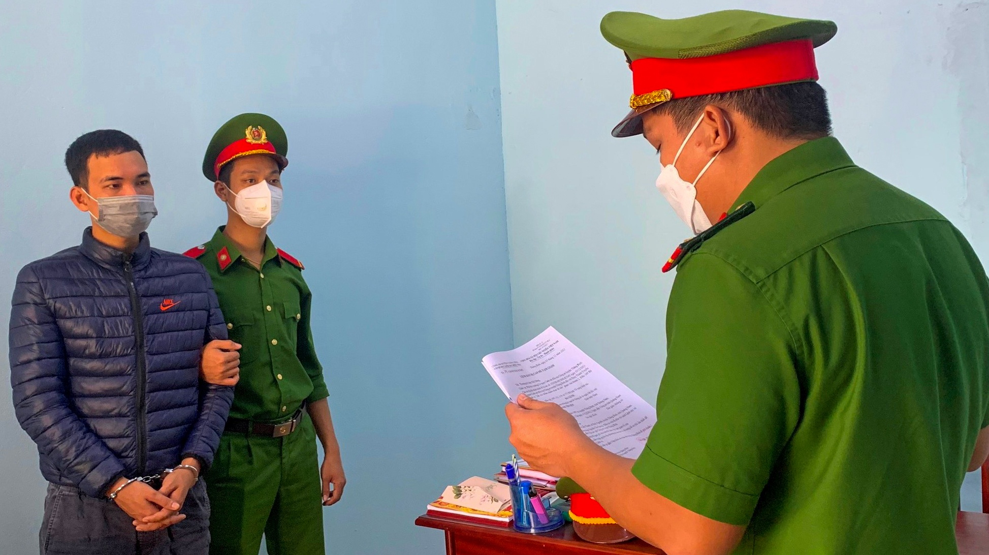Bat coc con no roi danh dap, doi tien chuoc hinh anh