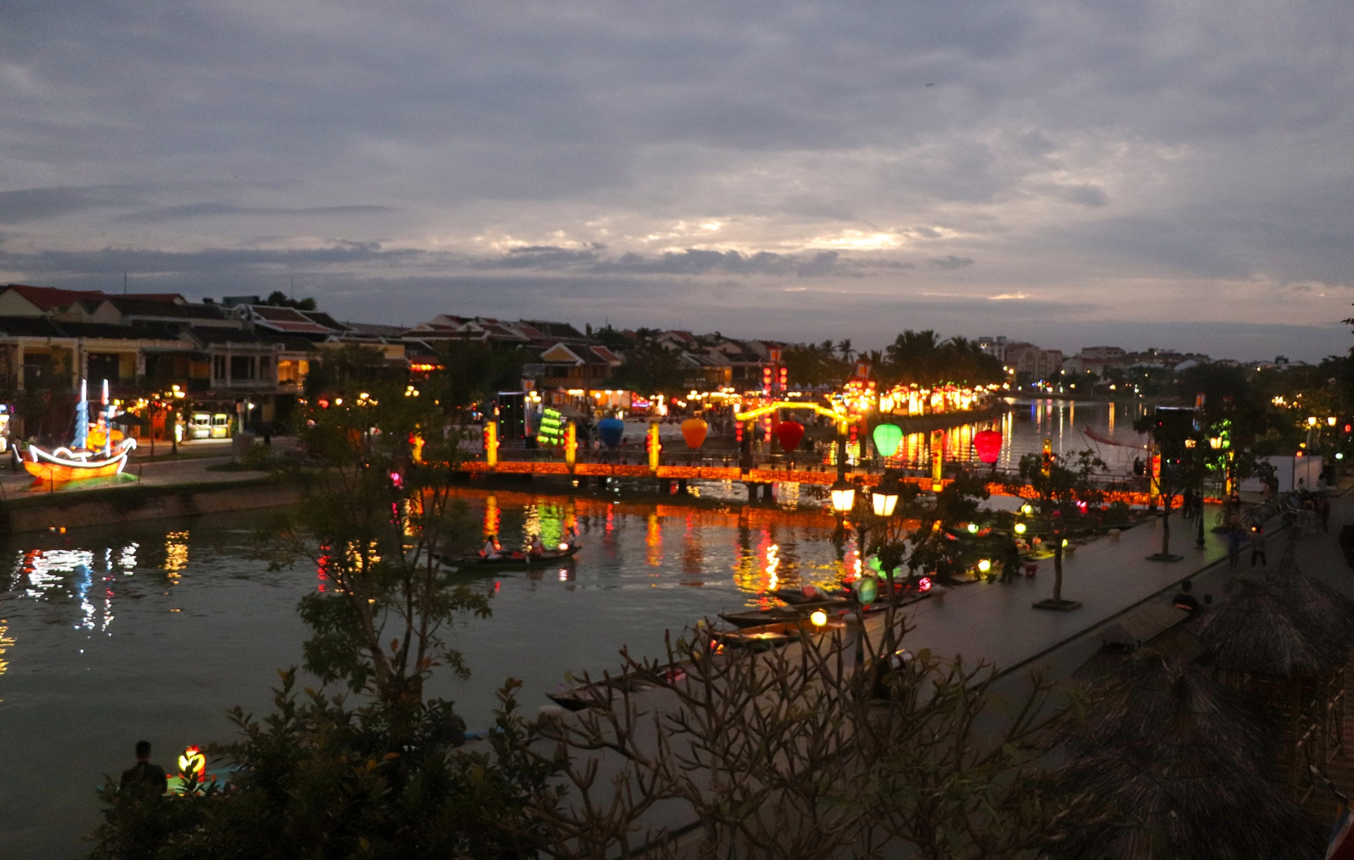 hàng nghìn du khách tham quan Hội An ảnh 1 hang nghin du khach tham quan Hoi An anh 1