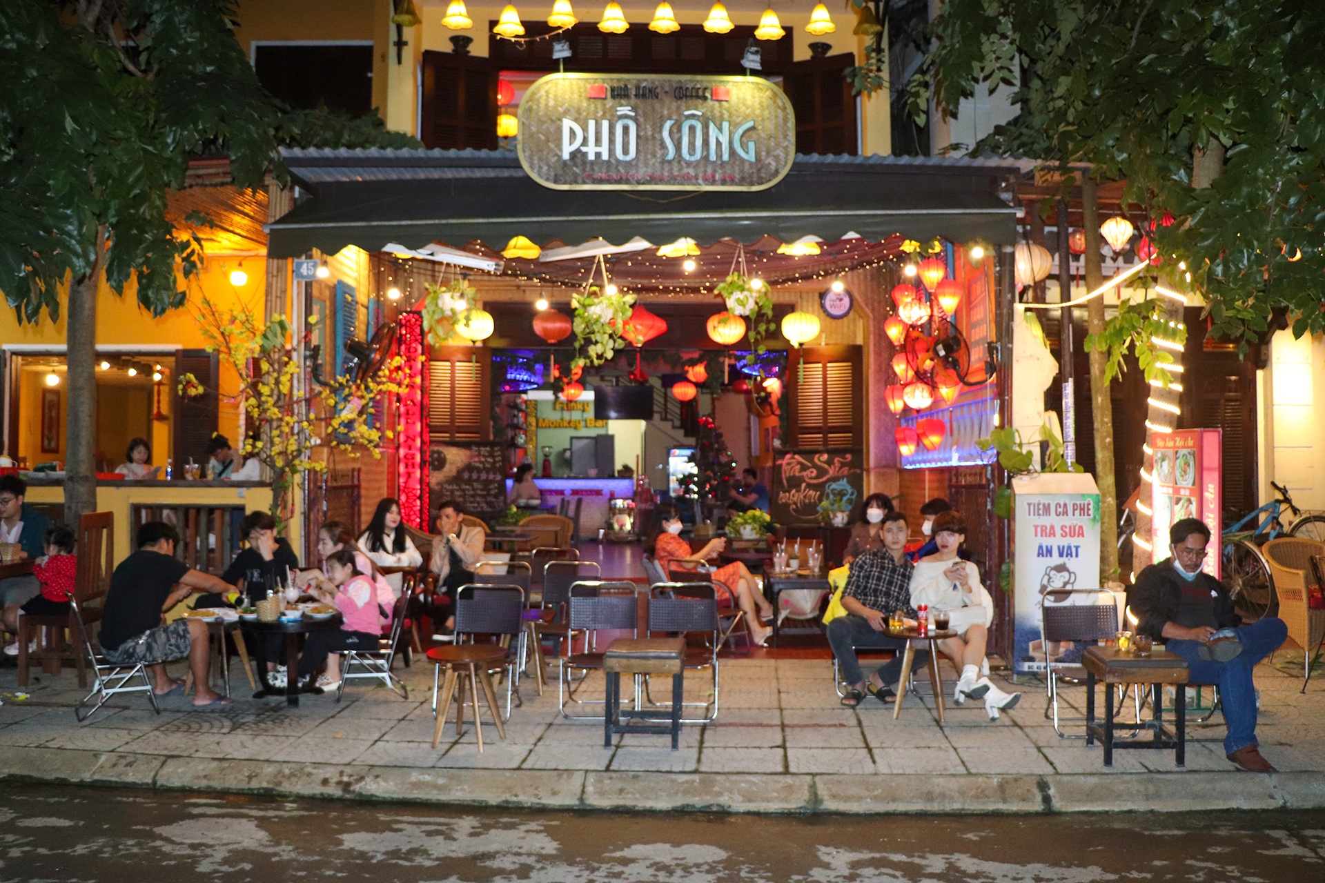 hàng nghìn du khách tham quan Hội An ảnh 10 hang nghin du khach tham quan Hoi An anh 10