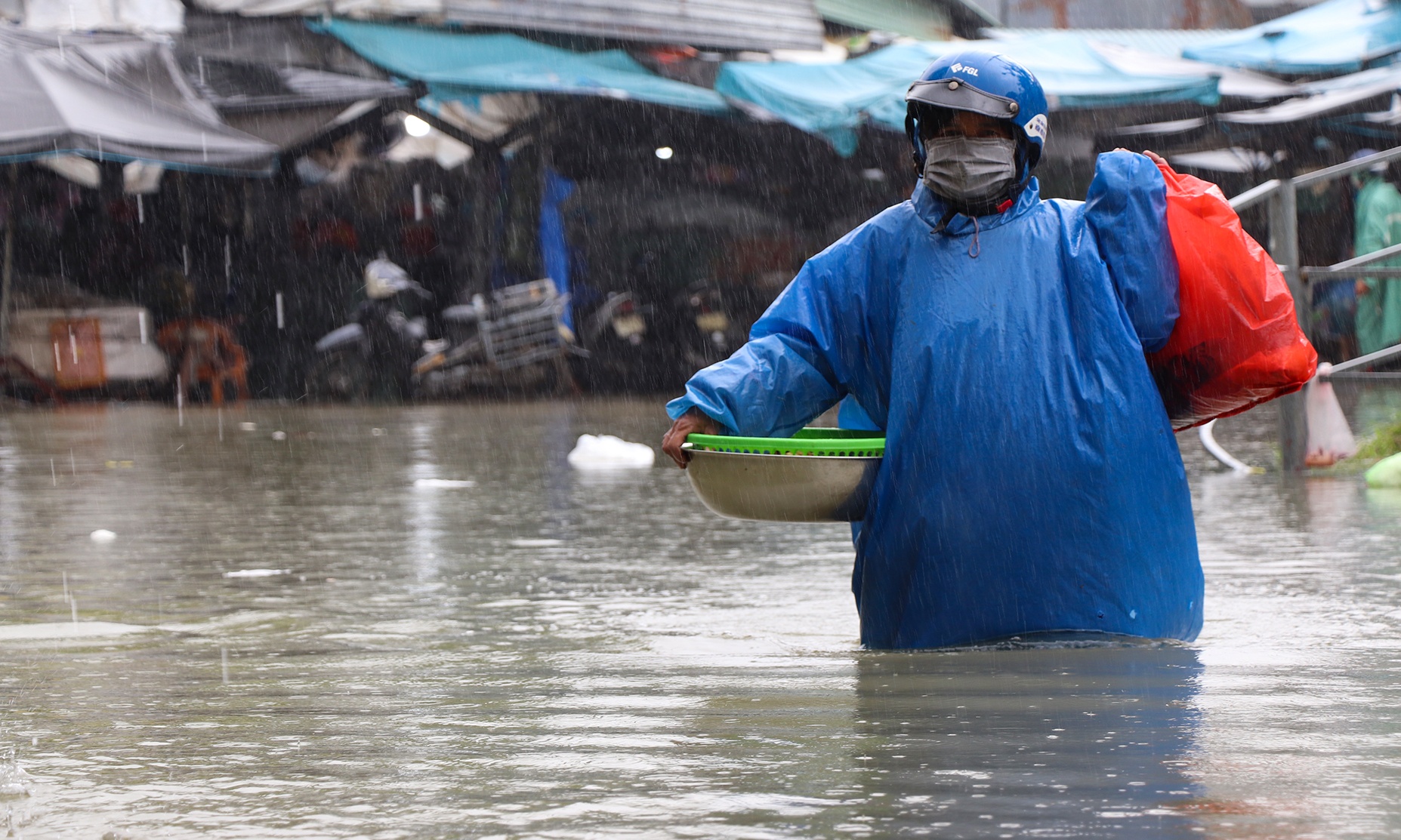 Mua lon 3 ngay, nhieu khu dan cu o TP Tam Ky ngap sau 1 m hinh anh