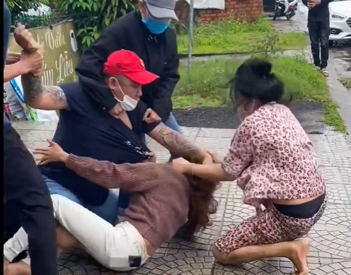 danh ghen tren quoc lo anh 1