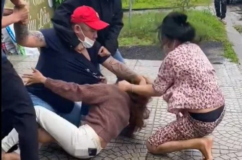 Co gai bi danh ghen tren quoc lo hinh anh