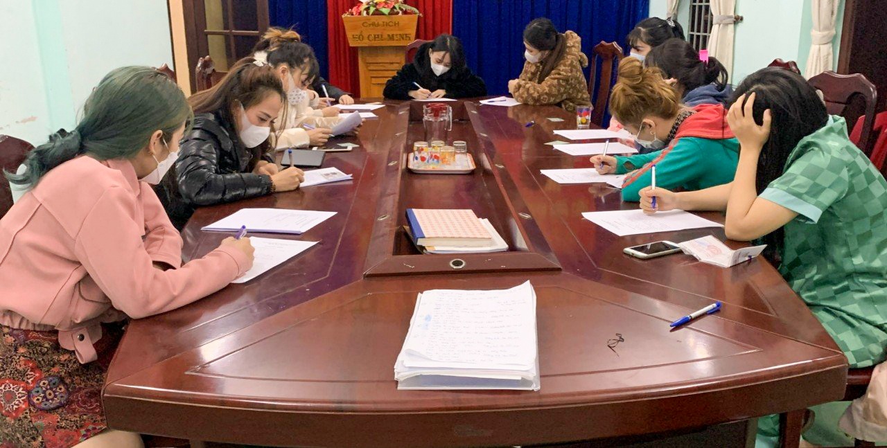 nhom nguoi phe ma tuy trong quan karaoke anh 1