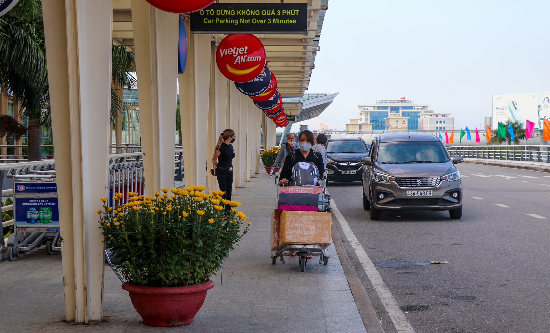 san bay Da Nang vang khach anh 1