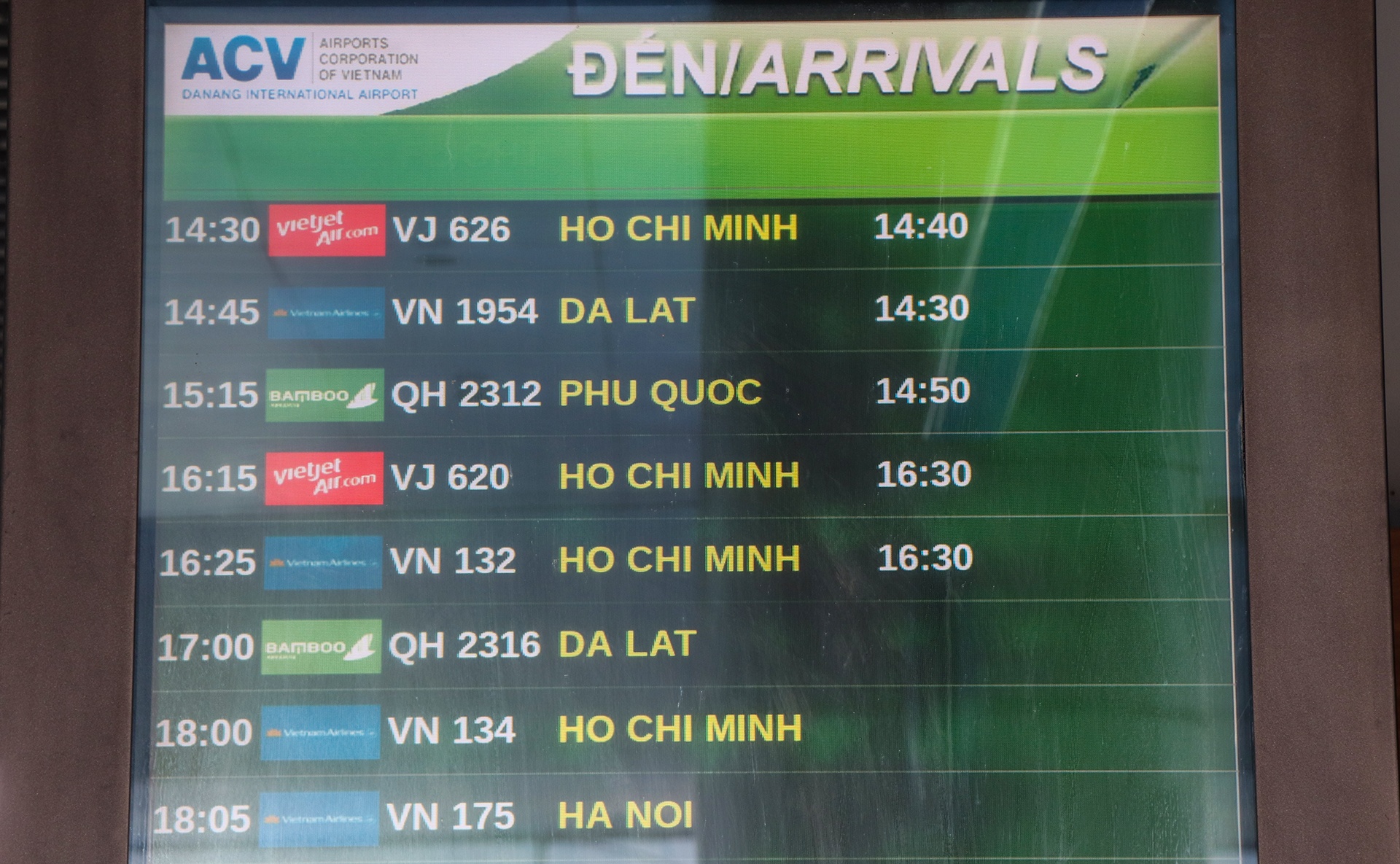 san bay Da Nang vang khach anh 7