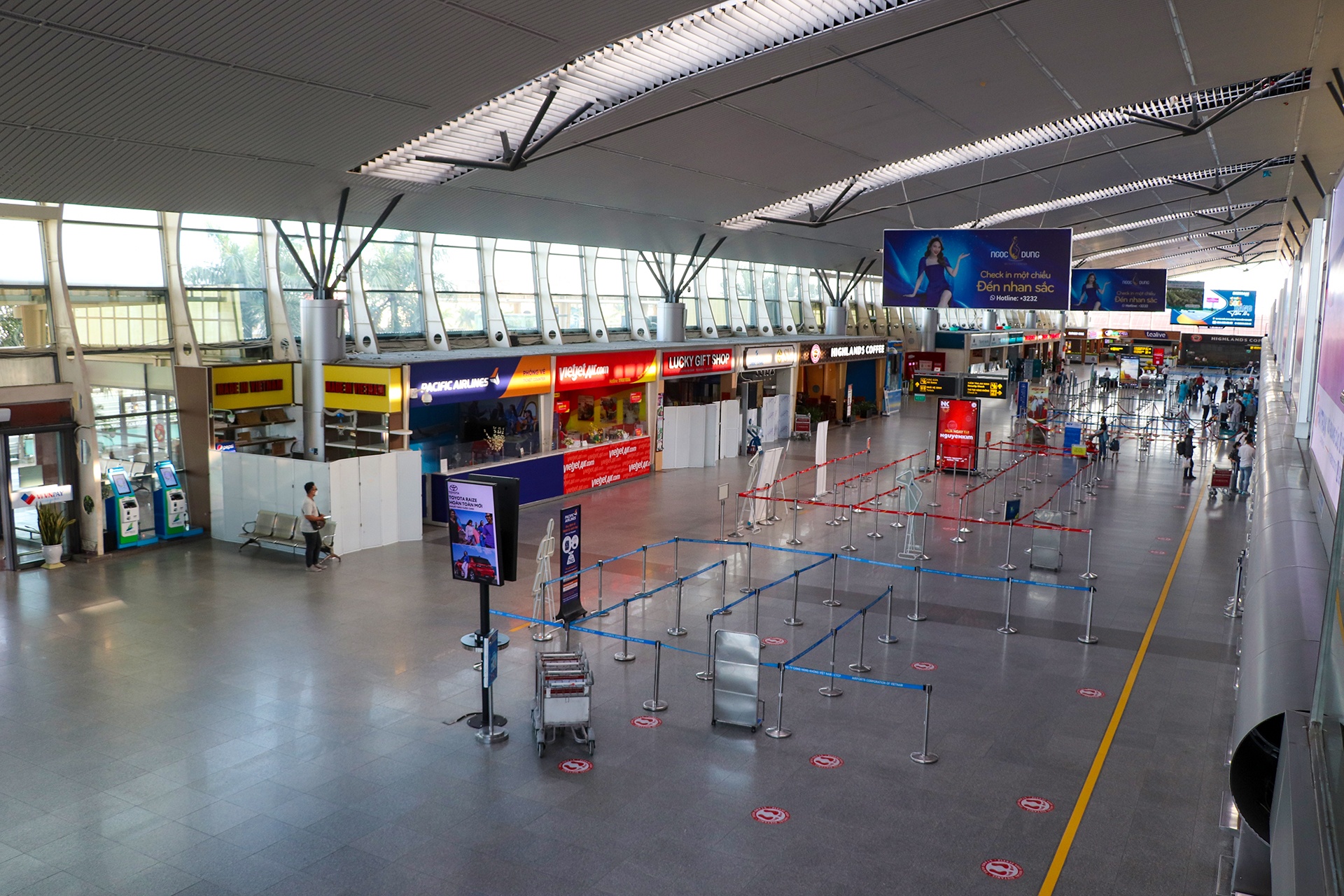 san bay Da Nang vang khach anh 2