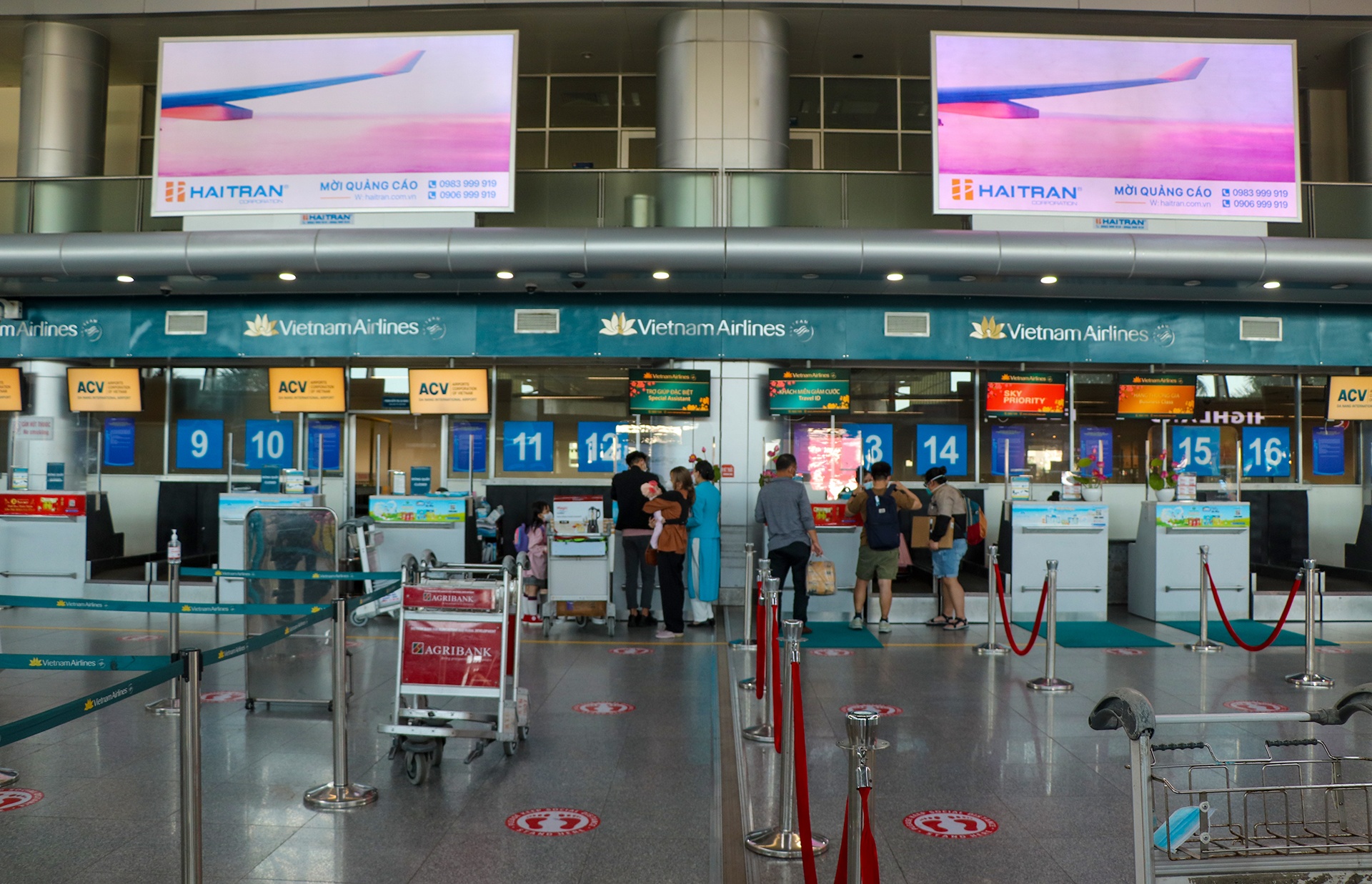 san bay Da Nang vang khach anh 4