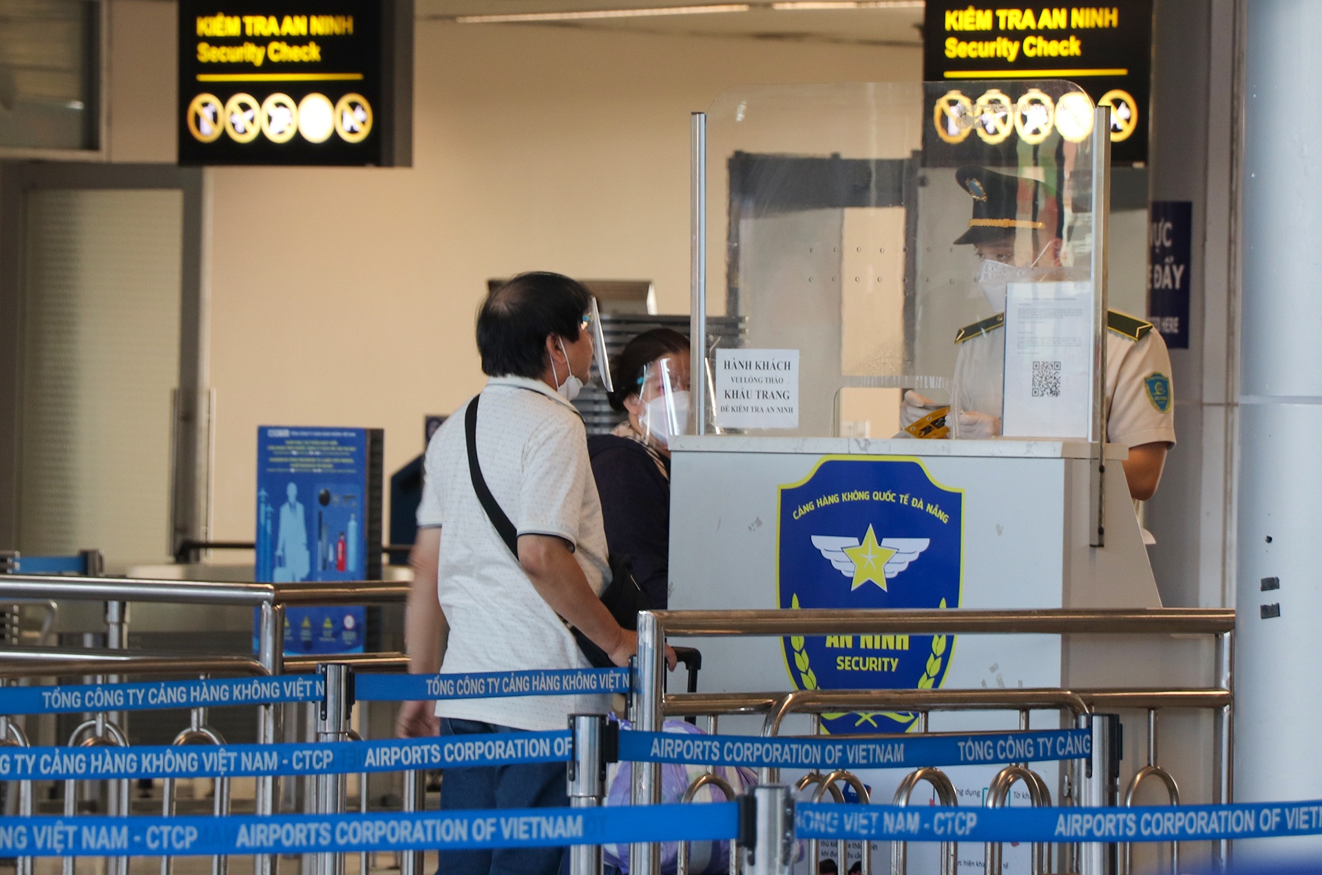 san bay Da Nang vang khach anh 6