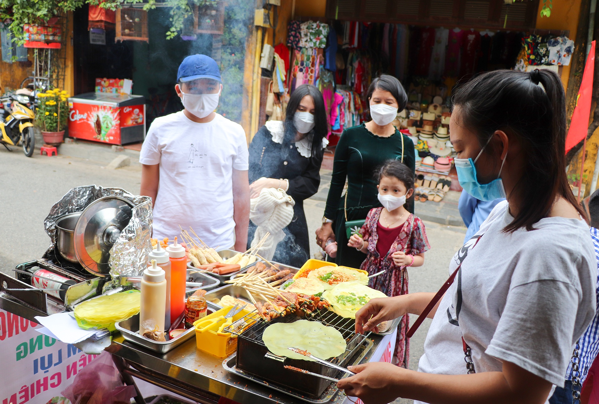 hang nghin du khach tai Hoi An dip Tet Nguyen dan anh 11