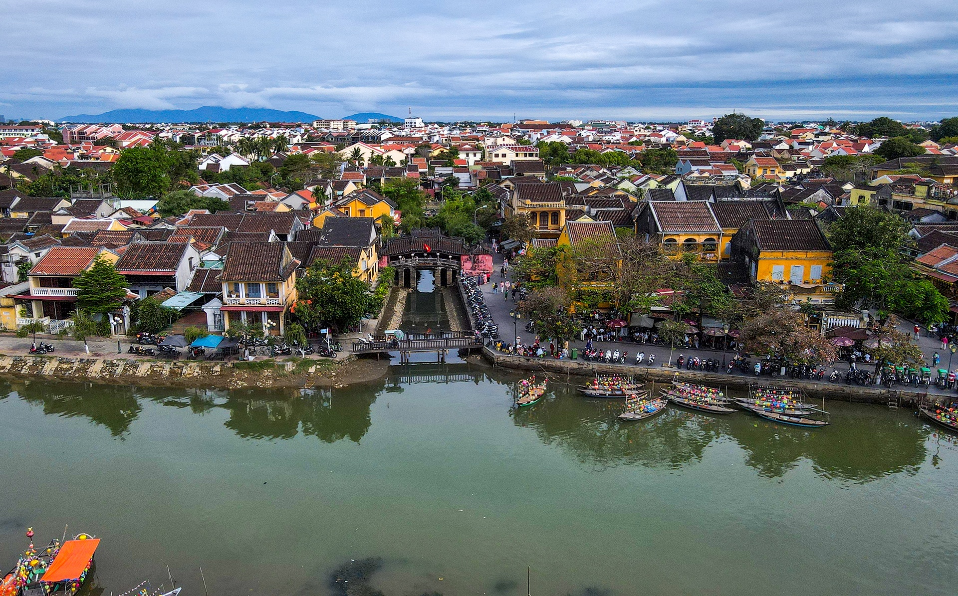 hang nghin du khach tai Hoi An dip Tet Nguyen dan anh 12