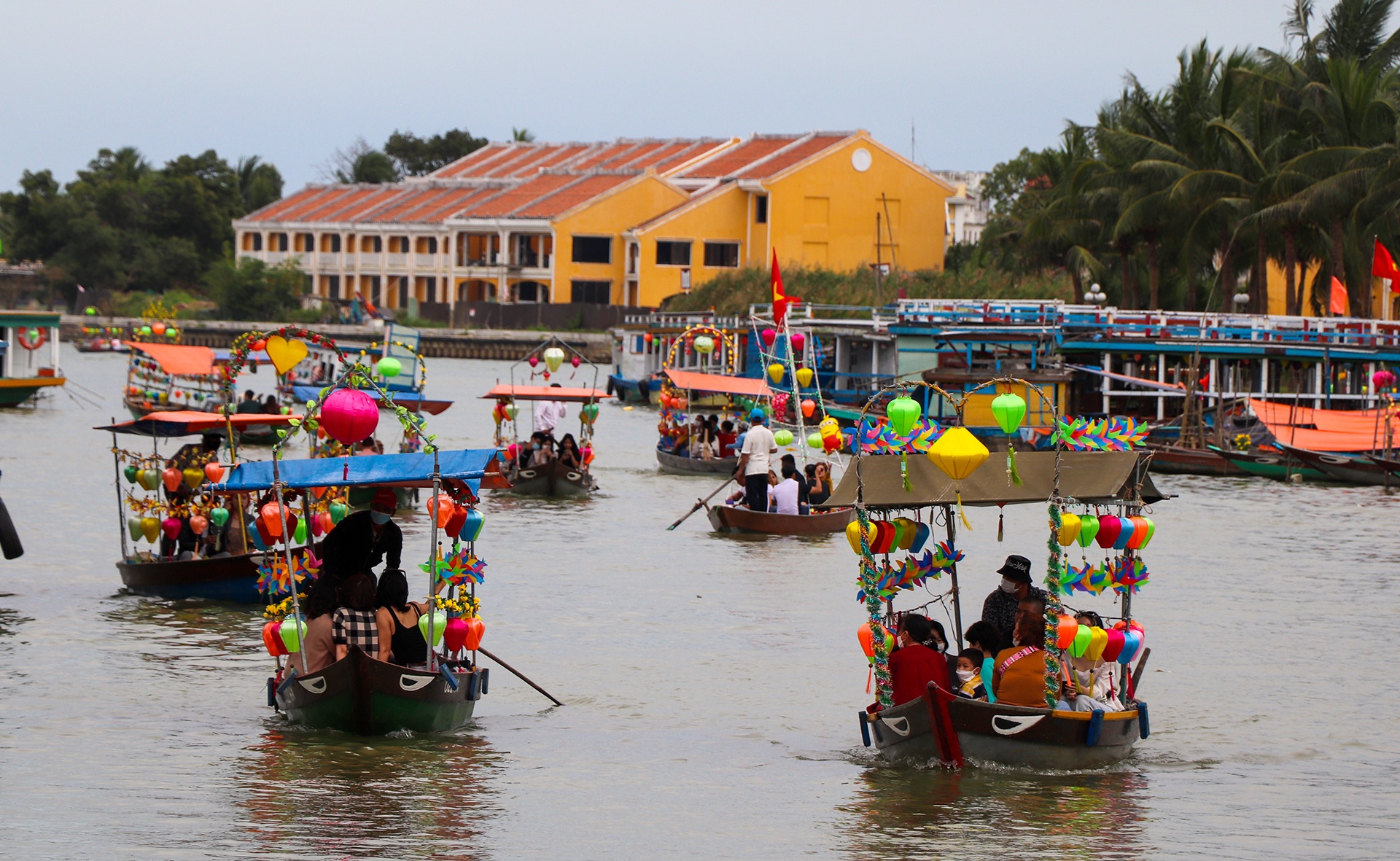 hang nghin du khach tai Hoi An dip Tet Nguyen dan anh 7