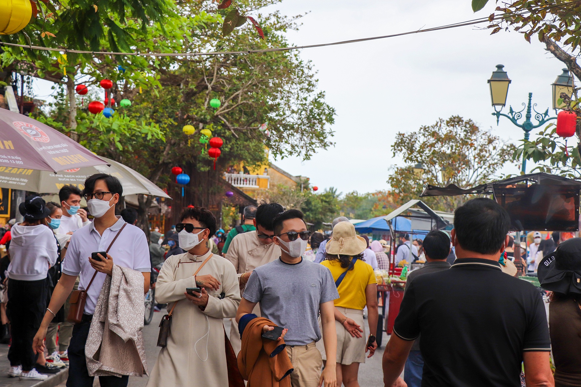 Hoi An don 50.000 khach dip Tet, khong co tinh trang 'chat chem' hinh anh