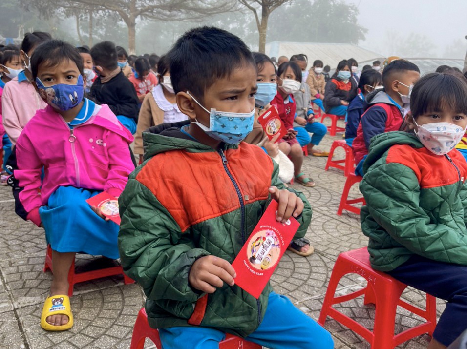 Thay giao mang 9.500 bao li xi cho hoc sinh mien nui hinh anh