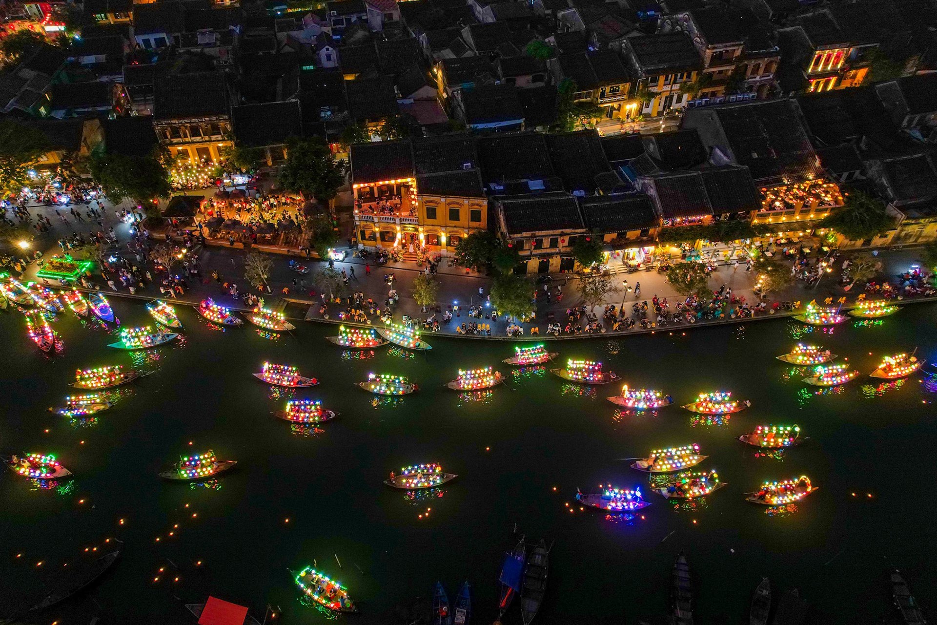 Hang nghin nguoi tham quan Hoi An ngay dau sau Tet hinh anh