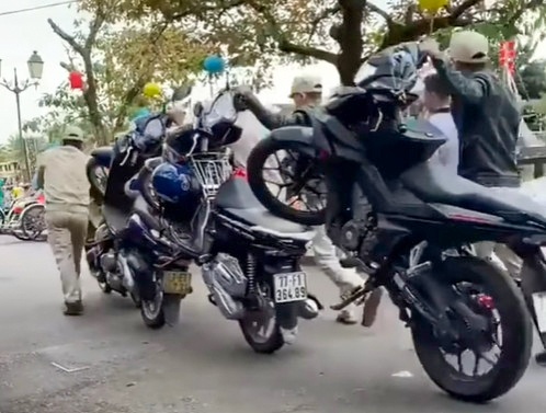 Hang dai xe may bi keo khoi pho co Hoi An vi do sai quy dinh hinh anh