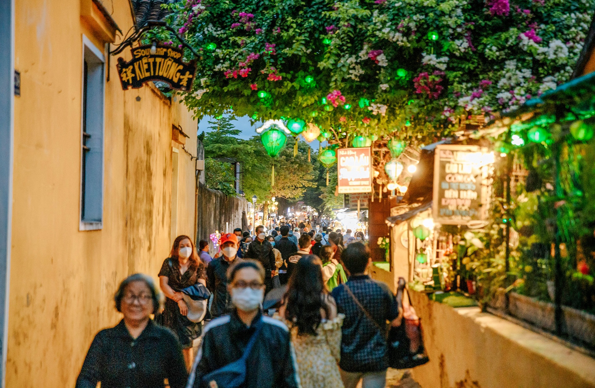 du khách chơi lễ Valentine tại Hội An ảnh 2 du khach choi le Valentine tai Hoi An anh 2