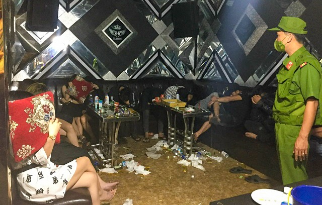 40 nguoi phe ma tuy trong quan karaoke hinh anh