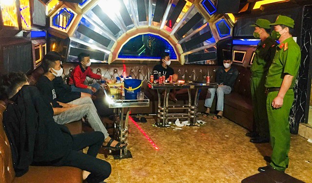 nhóm thanh niên phê ma túy trong quán karaoke ảnh 1 nhom thanh nien phe ma tuy trong quan karaoke anh 1