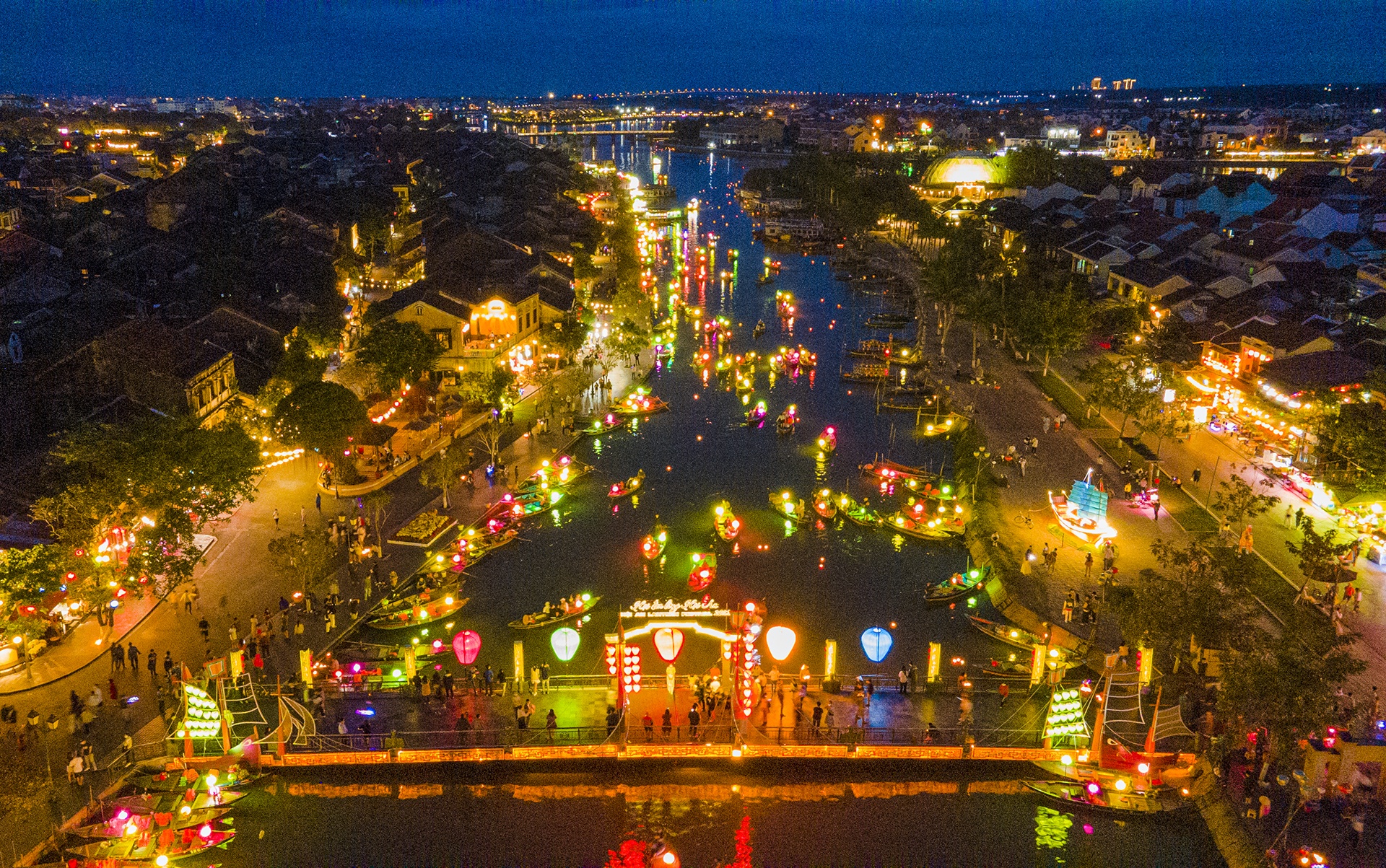 du khách chơi lễ Valentine tại Hội An ảnh 1 du khach choi le Valentine tai Hoi An anh 1