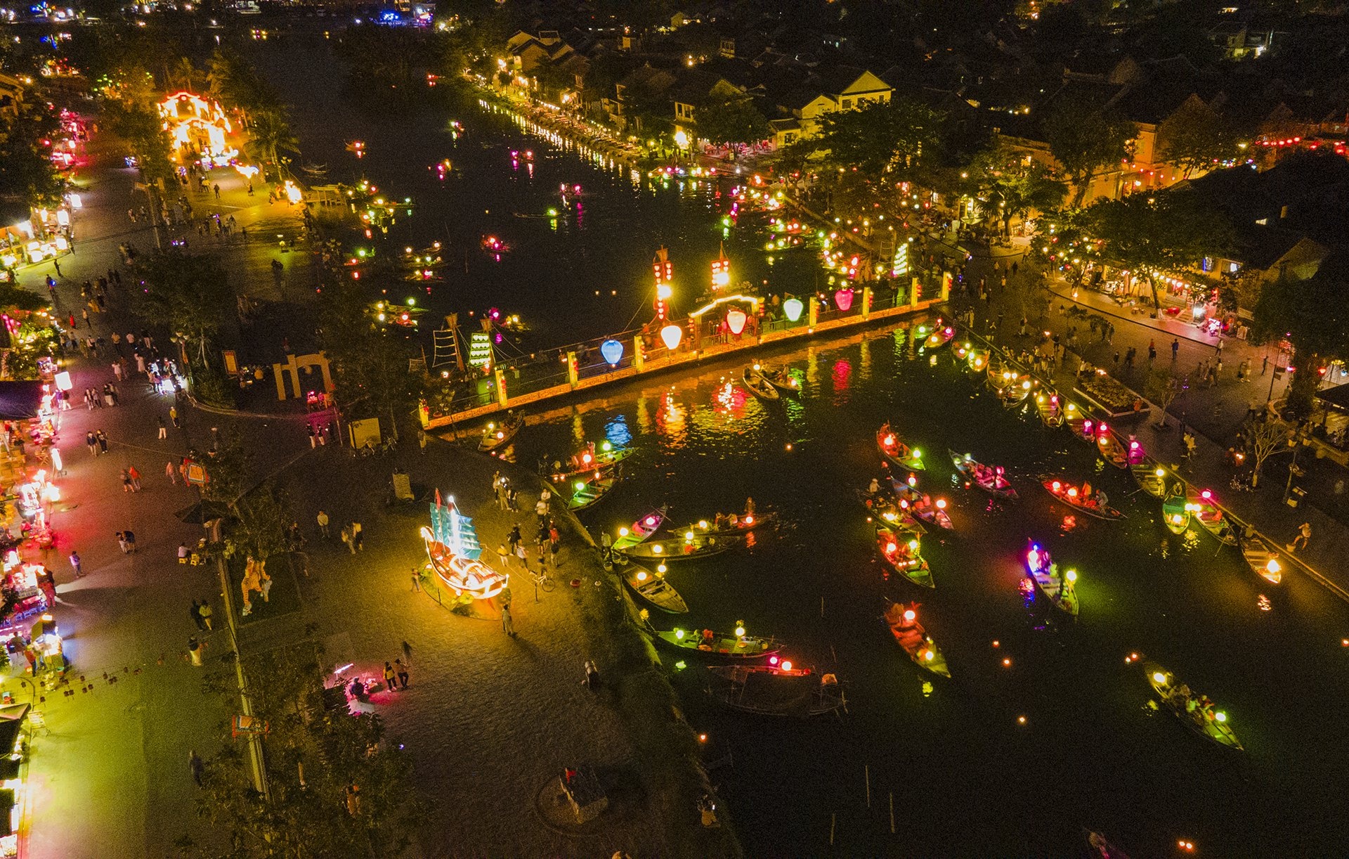 Hoi An dong duc du khach toi Valentine hinh anh