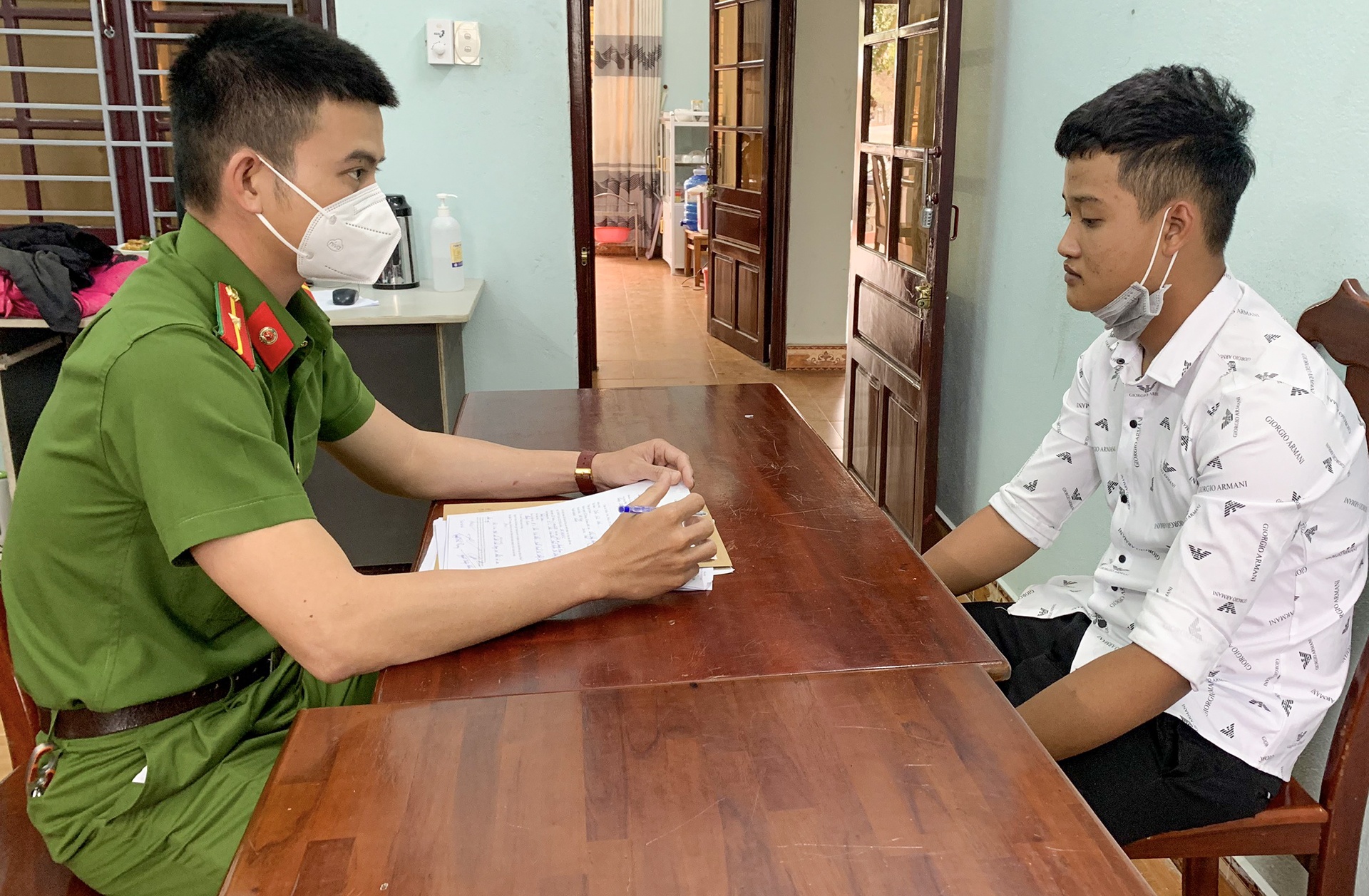 Hai thanh nien troi nhan vien ban hang de cuop vang hinh anh