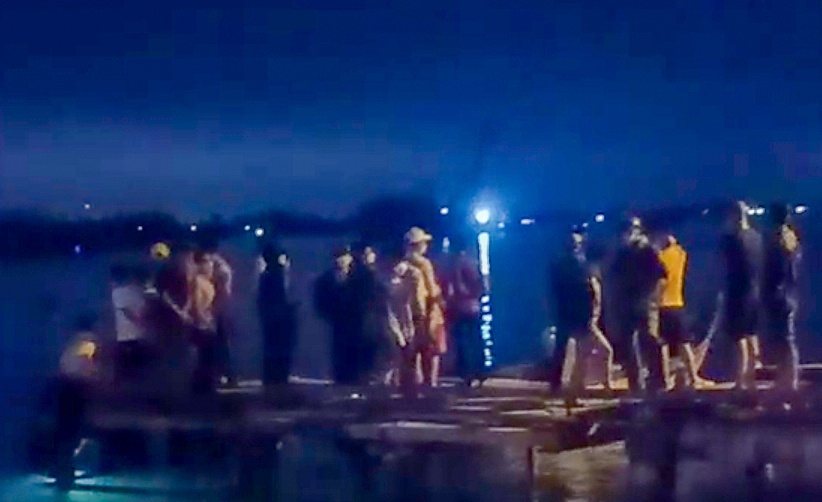 Hang tram nguoi tim kiem be gai 5 tuoi bi cha nem xuong song hinh anh