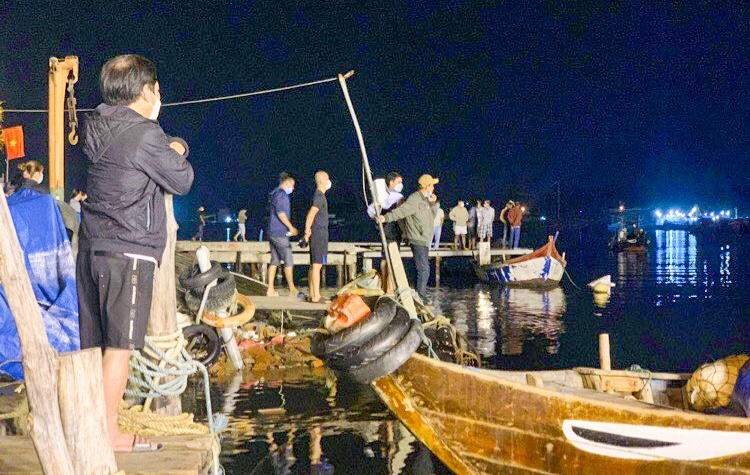 Tim thay thi the be gai 5 tuoi bi cha nem xuong song hinh anh