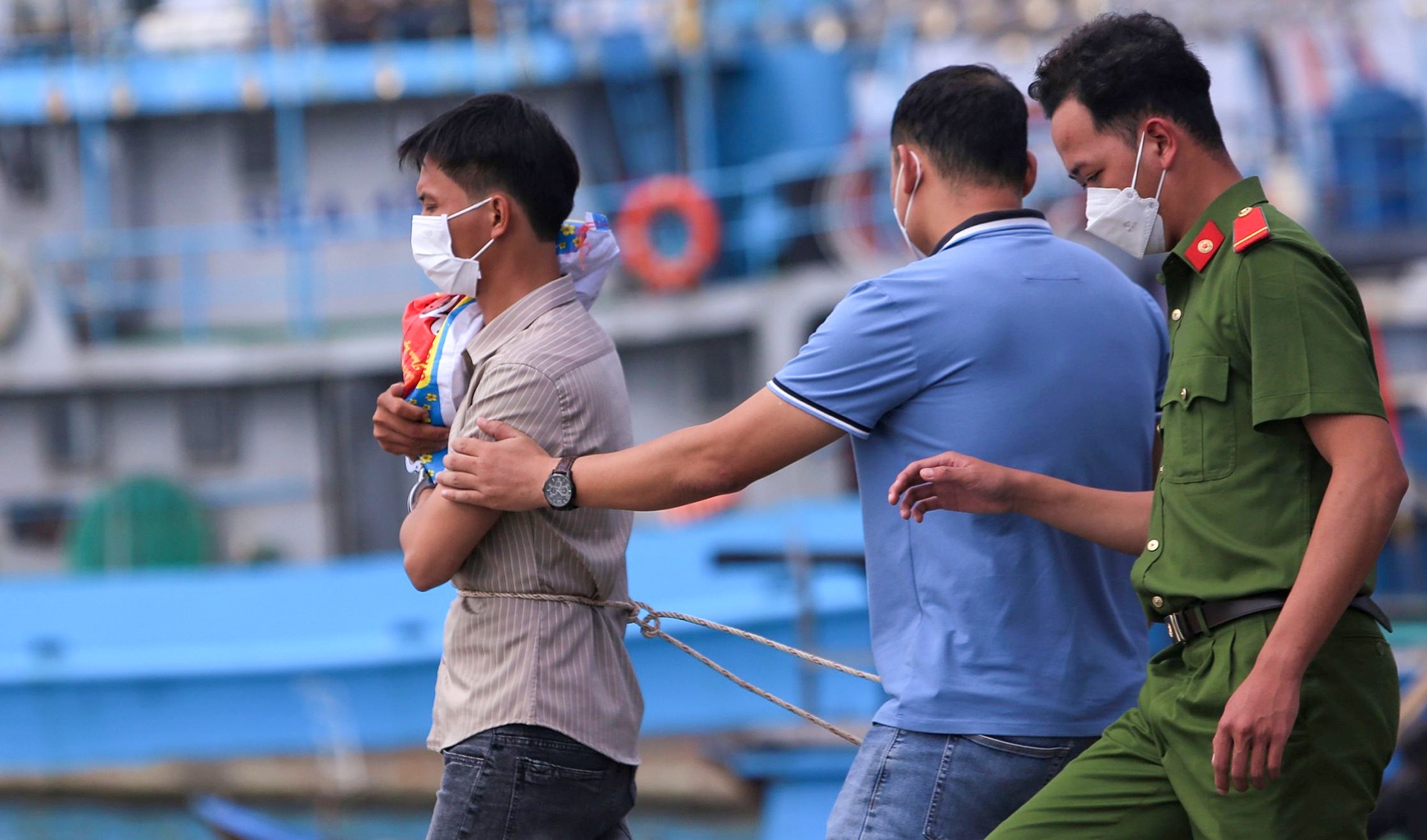 Tinh tiet tang nang cho nguoi cha nem con gai xuong song hinh anh