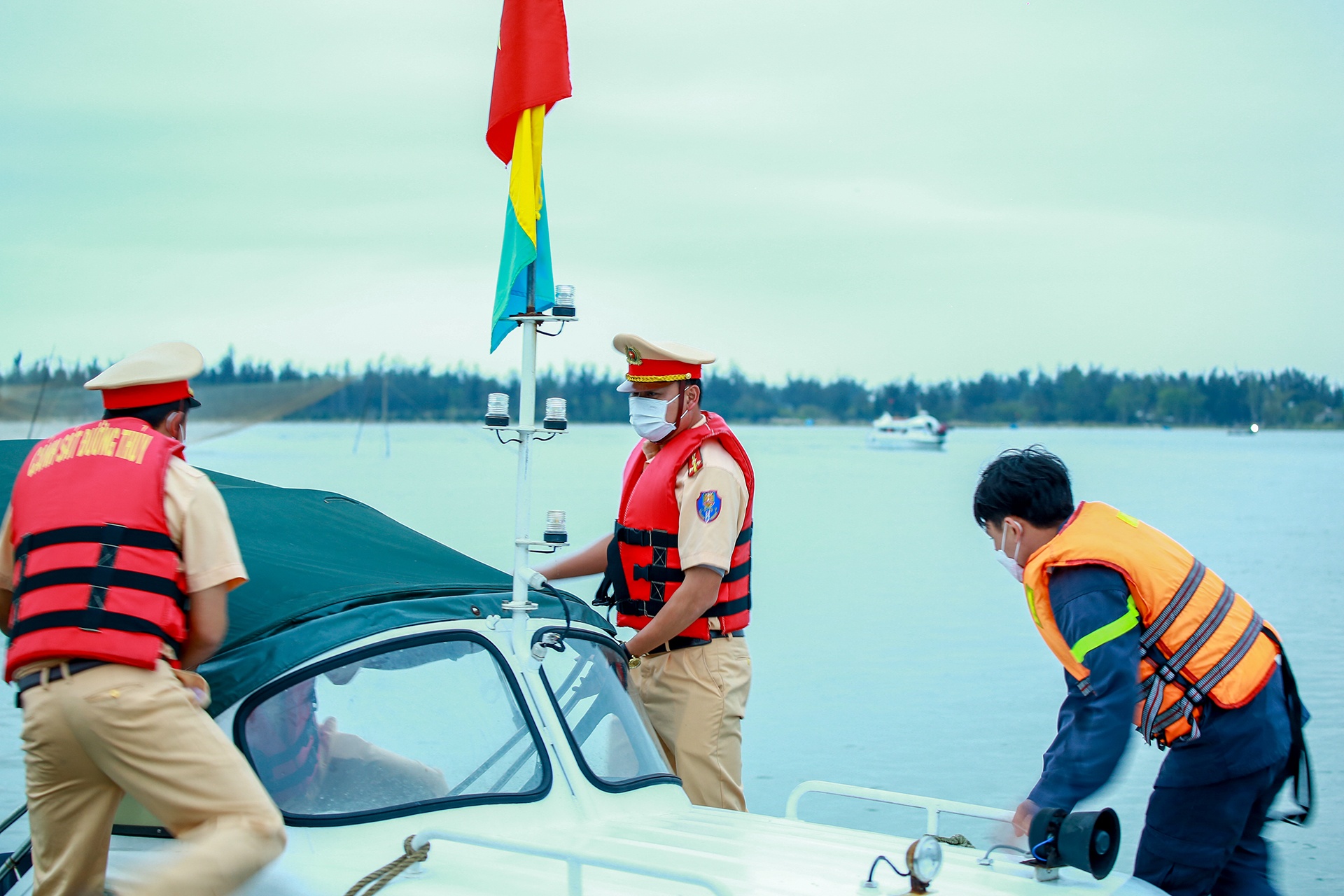 Chua the lay loi khai nguoi dieu khien cano bi chim o Hoi An hinh anh