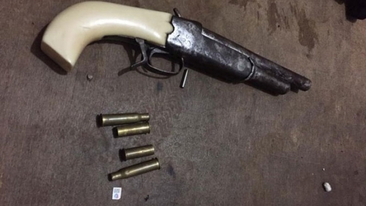 No sung va chem tai quan nhau, 2 nguoi bi thuong hinh anh