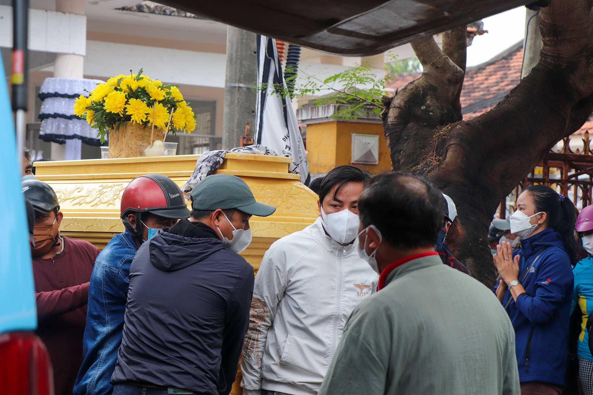 dua thi the quan nhan vu lat cano di hoa tang anh 1