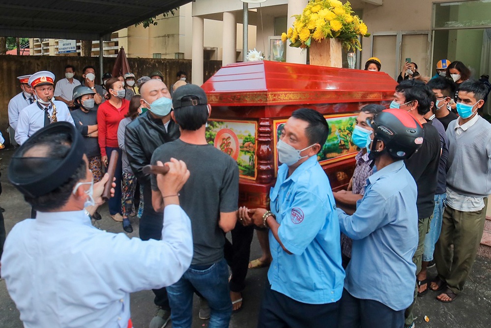 Hang tram nguoi tien biet be trai tu nan trong vu lat cano hinh anh