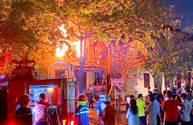 Hang tram nguoi chua chay ngoi nha 2 tang o pho co Hoi An hinh anh