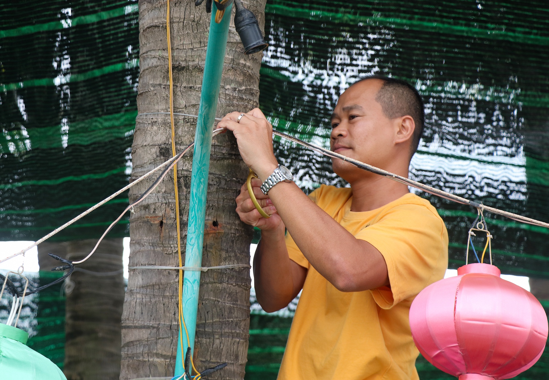 Nha hang ven bien Hoi An don dep, chang chong truoc bao Noru hinh anh
