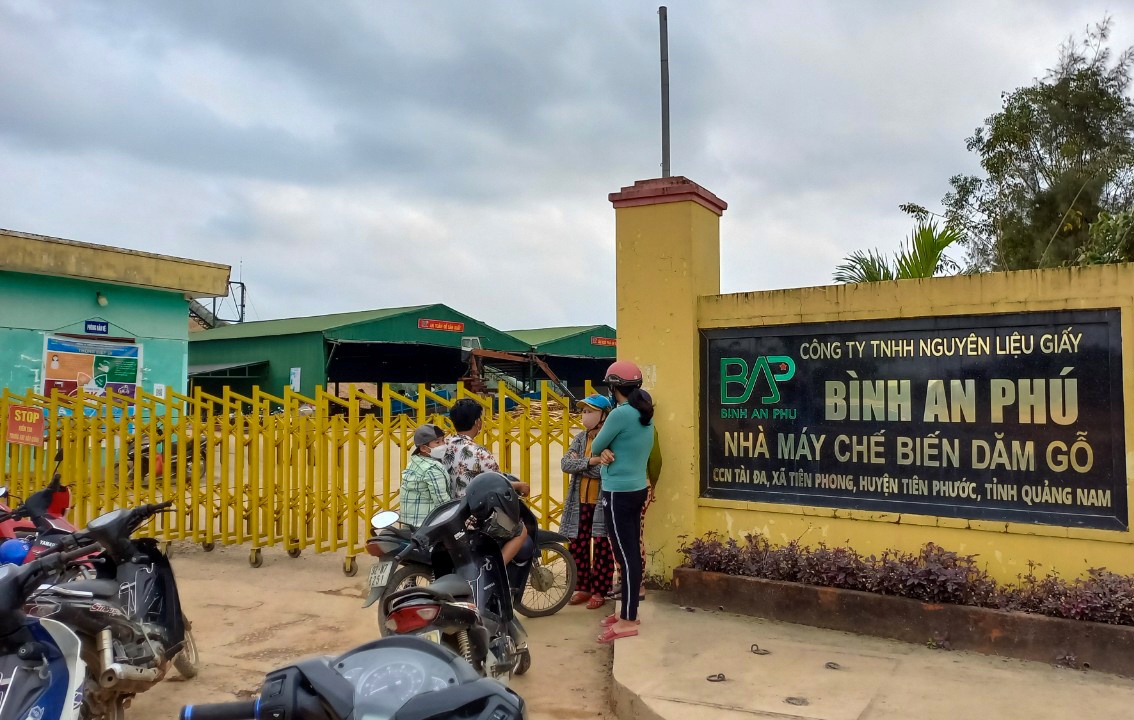 Bi cuon vao may dam go, nu cong nhan thiet mang hinh anh