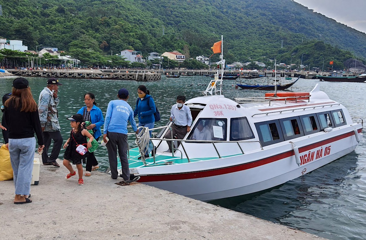 25 khach bi ket o Cu Lao Cham duoc dua vao bo hinh anh