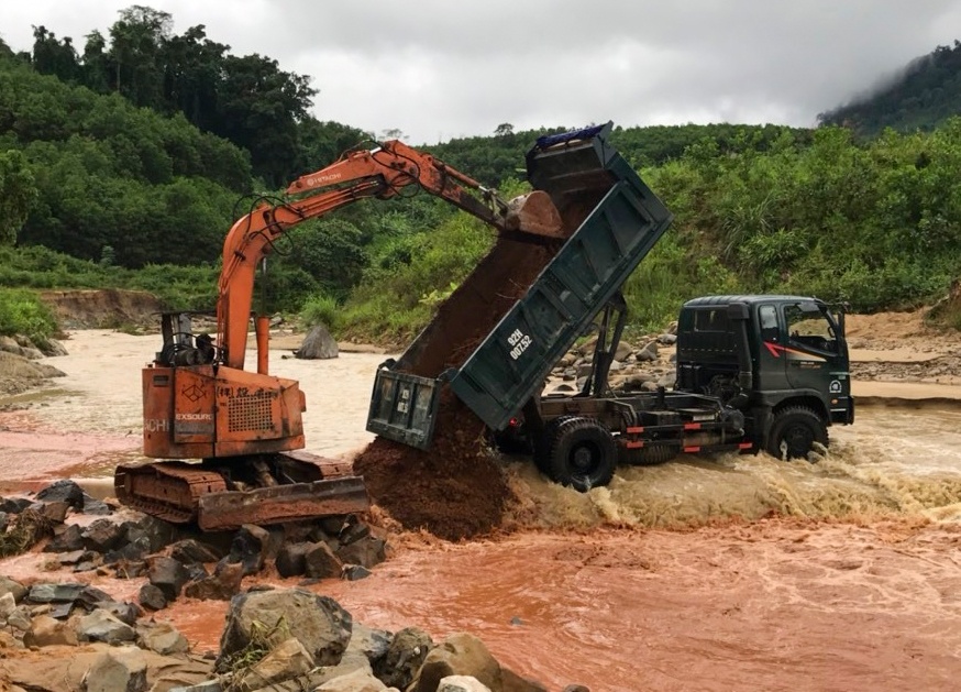 3 nguoi bi lu cuon troi, mot nguoi mat tich hinh anh